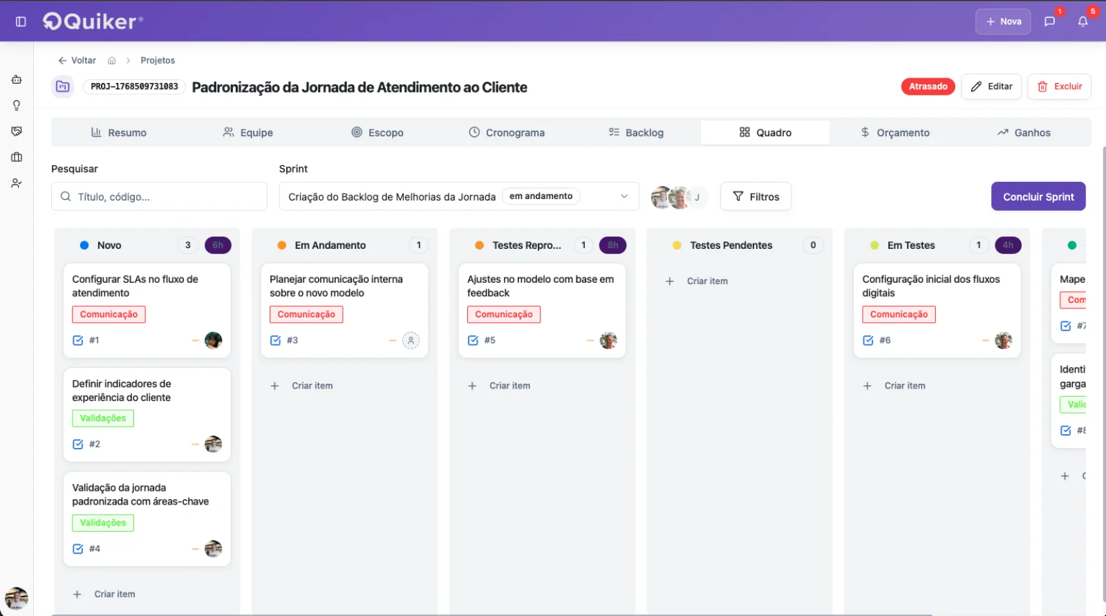 Kanban de projeto da Quiker com itens de uma sprint distribuídos por etapa, responsáveis e horas estimadas